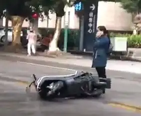 从化河东南路发生一起交通事故,摩托车当场摔倒在马路上