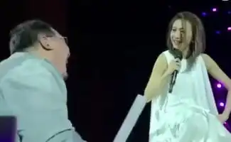 戴佩妮回应因走音歌迷笑场在网上众多网友已近把图片p成表情包
