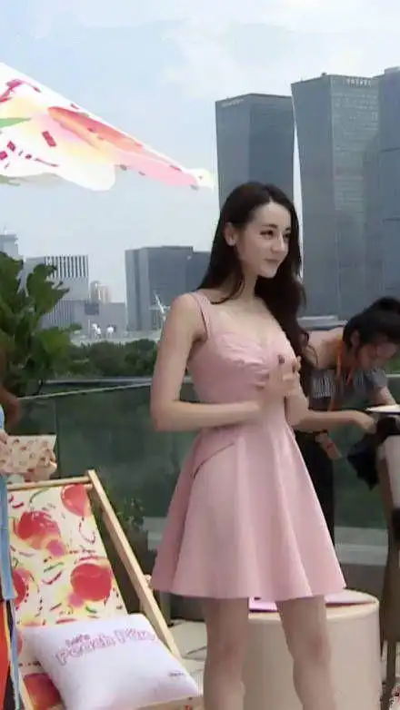 迪丽热巴穿裸粉裙出席活动,未修生图流出,肤白貌美大长腿无疑了