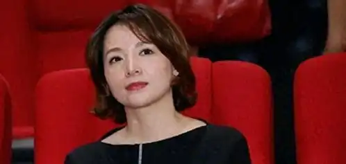 董卿街头尴尬拒绝合影,媒体曝光真相惊人