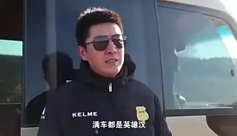 两小伙儿拦路抢劫,结果碰上一群特警,笑喷了