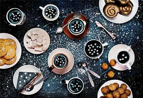 创意摄影用咖啡和饼干吃下一整个宇宙