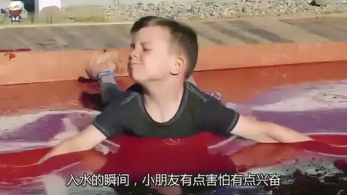 牛人自制15吨果冻泳池,儿子掉进去瞬间,表情太真实了