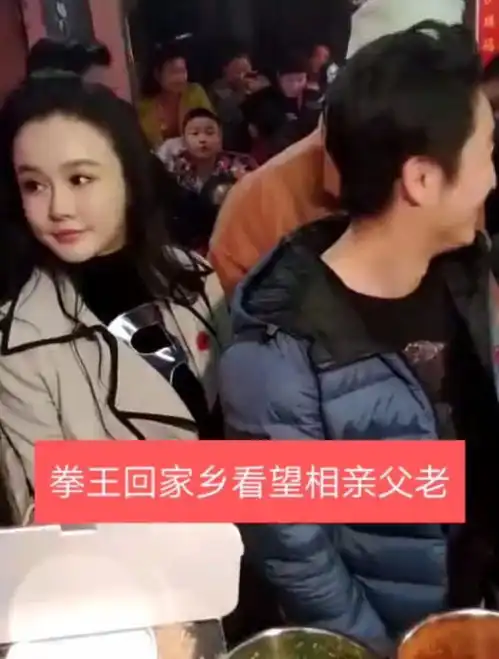 邹市明带冉莹颖回乡下老家,被父老乡亲围得水泄不通