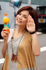 陈奕迅ella片场拼搞怪被洗橙子浴快乐如孩童