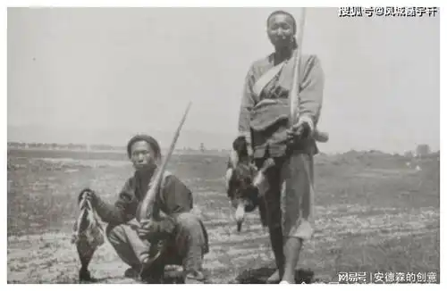 清末真实照片,乞丐跪在地上讨饭吃,最后一张六七岁的孩子在推碾