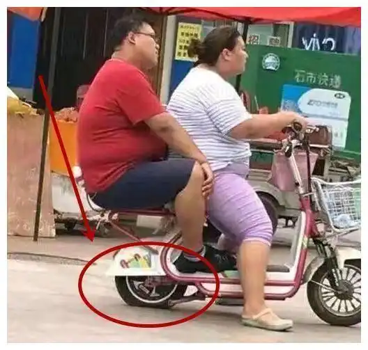 搞笑图片幽默段子笑话这辆电动车应该是跑不动了吧,哈哈哈