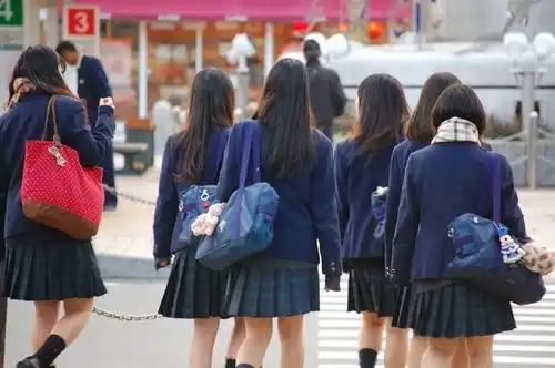 为什么日本女生冬天还光腿穿短裙没有你想的那么复杂