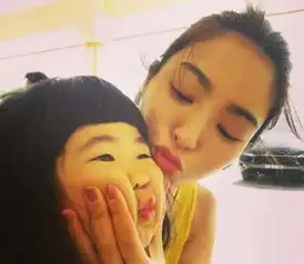 曹格女儿长大了,曾经被当做表情包,如今长相似女神