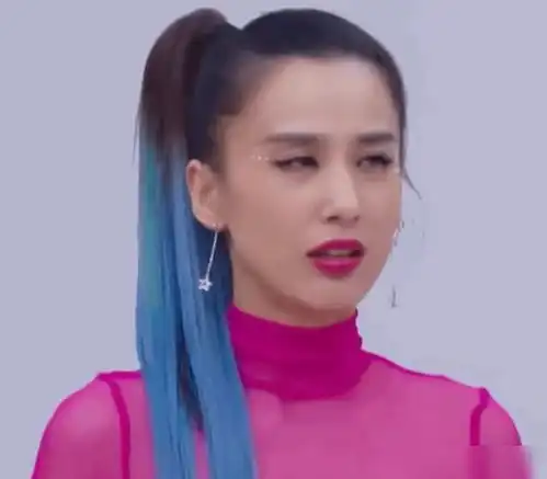 有一种毅力叫黄圣依哭,硬是眨了十几次眼,一滴眼泪都没流出来