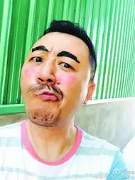 一边是女神卖萌,一边是大叔卖囧