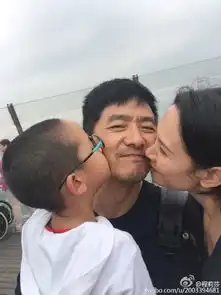 郭晓冬带全家游玩自拍获妻儿亲吻表情搞怪