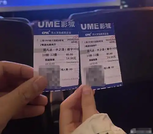张丹峰懒理出轨风波带女儿看电影,因一细节被猜测毕滢可能也在场