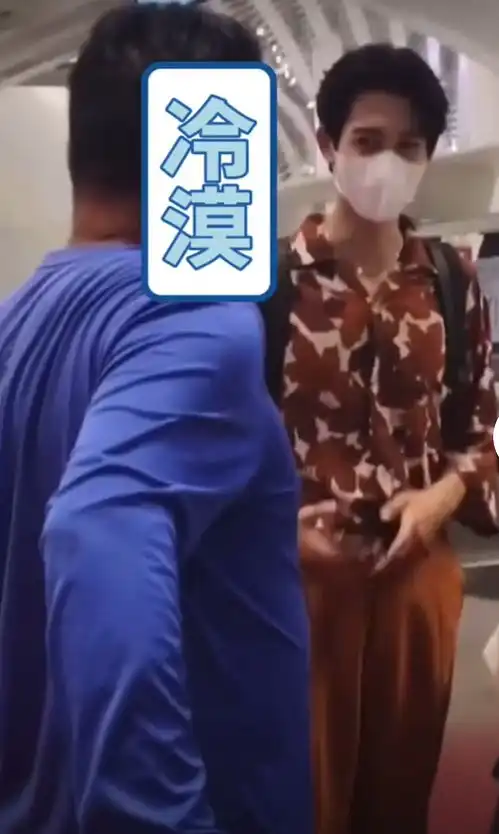 21岁新晋小鲜肉被路人当街辱骂,表情凝重不发一言,网友太惨了