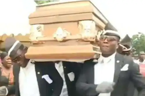 美国医护为蹭热度扛着新冠死者遗体大跳抬棺舞,网友好幽默
