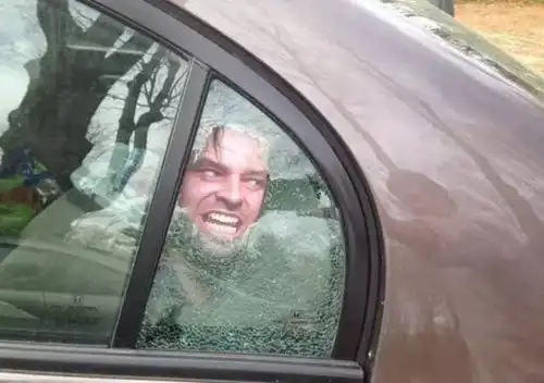 高能预警看到这样的车窗真的会吓得飞起车主注意装上它可能会被罚...