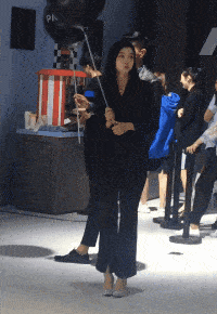 室友把女朋友带宿舍里玩,以为宿舍没人好尴尬啊,我该怎么办...