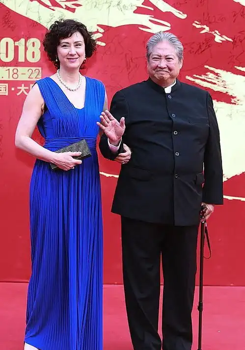 68岁洪金宝独自出门买菜,戴口罩墨镜包裹严实,瘦到大肚腩变小了
