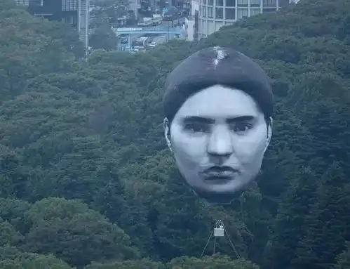 日本上空惊现一张巨脸,吓坏路人,网友这是什么阴间艺术