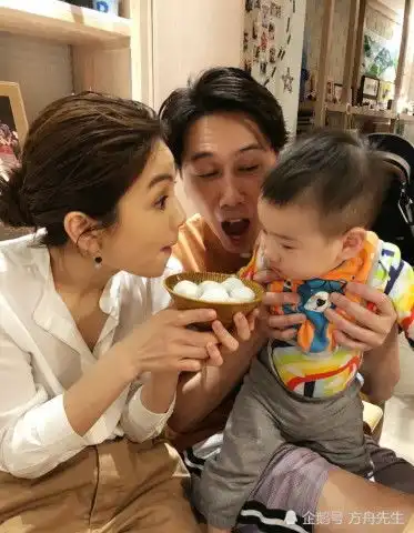 ella元宵节晒全家福,儿子劲宝表情呆萌超帅气