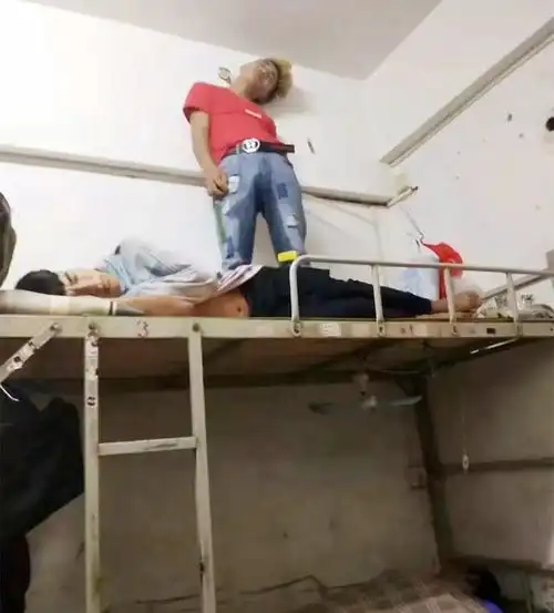 搞笑图片包租婆提出离婚,因老公终日以钱财为乐,她能分多少