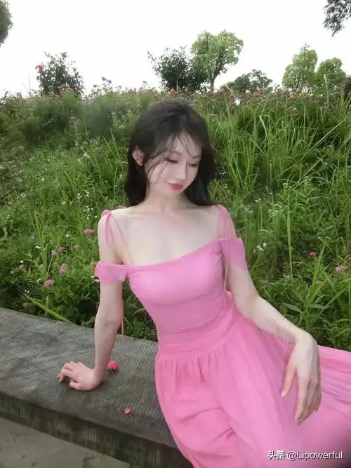肤白貌美的粉衣女子