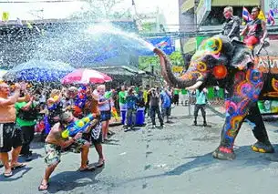 泰国民众庆祝泼水节上演水枪大战