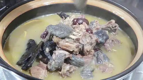 天凉了,晚餐来一锅浓郁的灵芝乌鸡汤,上桌不久就扫光