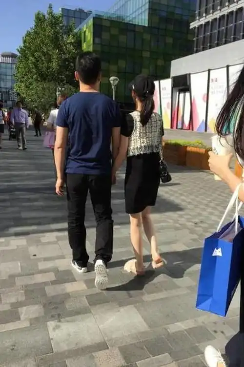 穿几十块的t恤背5万块的包,章泽天这样穿才配得上刘强东的身价