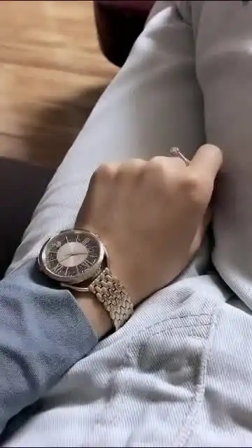 婆婆给买的金手镯,几个月就磨成这样了,看来还是戴不习惯