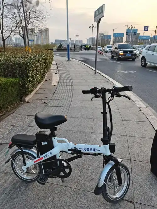 这里的交警处理交通事故有一套
