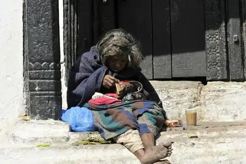 母亲救了乞丐,花了三万给其治病,五年后来了辆豪车,还母一百万