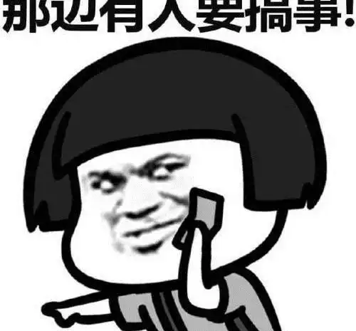 开心一笑和闺蜜一起出门,闺蜜身着一袭白裙,非常耐看