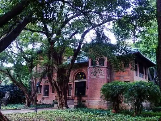 这所国内名牌大学校园面积超万亩,同校情侣也可能是异地恋哦