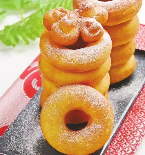 这样做的甜甜圈,不用烤箱也能蓬松酥软,家里有锅就能做,快收藏