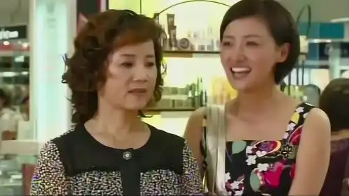 女子与闺蜜多年不见在商场偶遇,闺蜜表情好尴尬