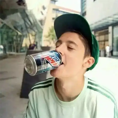 中国人忌讳的绿色帽子,被西方人戴着快乐过节