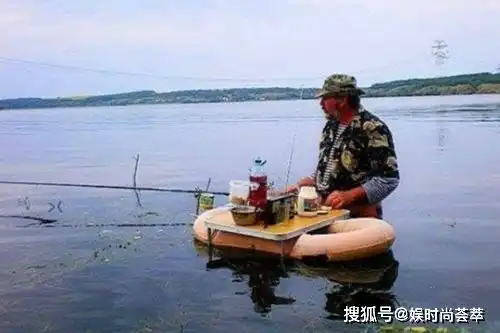全世界爱钓鱼的男人都一样痴迷和忘我,12张搞笑瞬间照片