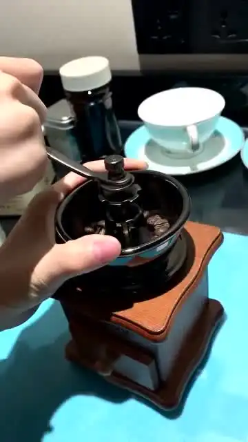 手磨的咖啡豆,这就是不喝咖啡的原因,怎么也弄不碎