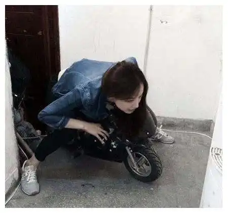搞笑趣图火车上遇到漂亮的妹子脱鞋,应该怎样提醒她