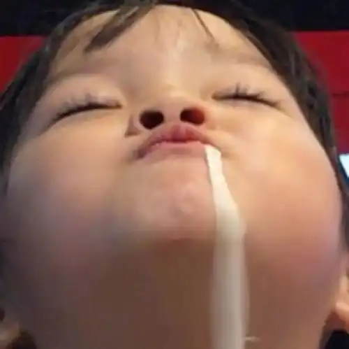 这个被你用来做表情包的小姑娘,这次又双叒叕火了
