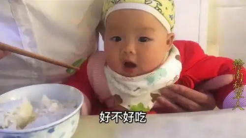 这个宝宝要火了,被妈妈冷落,委屈的小表情太可爱,把旁边爸爸逗乐了