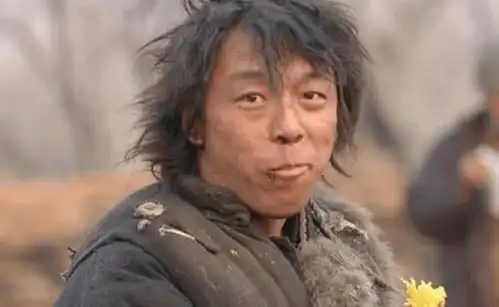 同是演乞丐,周星驰用手抓饭,刘德华睡大街,杨颖是来搞笑的形象