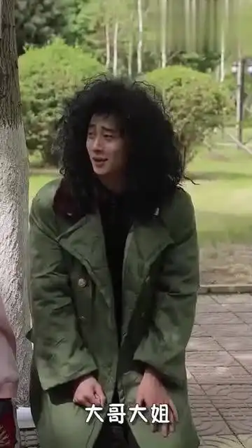 一对情侣路遇可怜乞丐,美女想帮助乞丐,接下来他们做法太搞笑了
