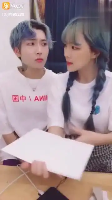小伙美女爆笑演绎很火的段子,小美女表情很到位,看一次笑十遍