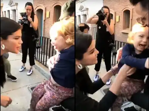赛琳娜讨抱惹哭女童举手投降惊恐表情引热议赛琳娜女童惊恐