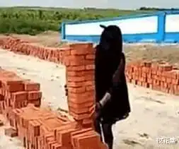 搞笑gif和女同事喝酒,她说她干了,让我随意