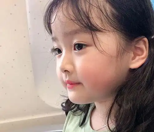 韩国最火表情包女孩长大了妆容精致配大旁分发,才6岁太显成熟