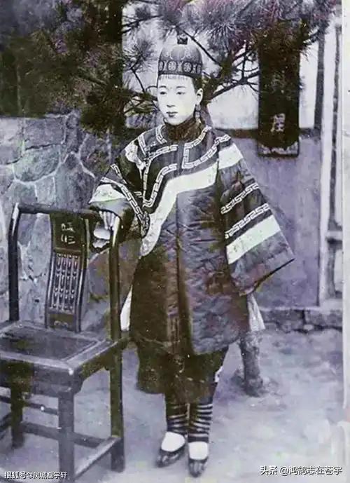 清末照片街头饿死的乞丐,卖艺谋生的姐妹花,小宫女姿容俏丽