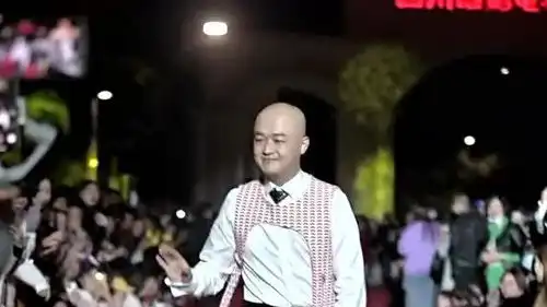 近距离一看包贝尔还很帅的,他来参加第二届中国网络电影周,颜值不输小鲜肉